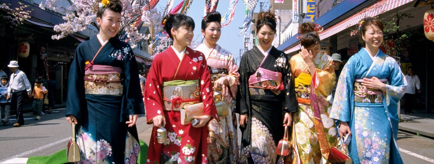 Junge Frauen in festlichen Furisode-Kimono