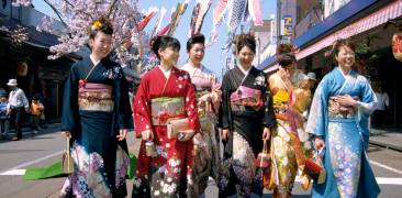 Junge Frauen in festlichen Furisode-Kimono