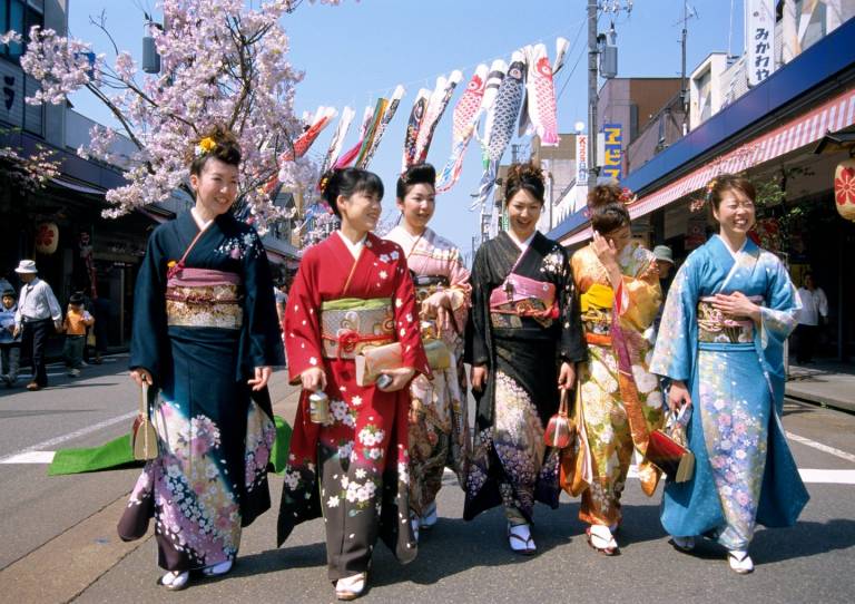 Junge Frauen in festlichen Furisode-Kimono