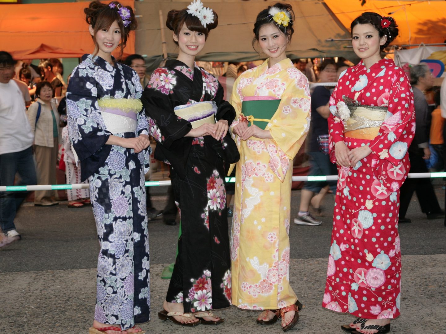 Junge Frauen im Yukata, dem Sommergewand