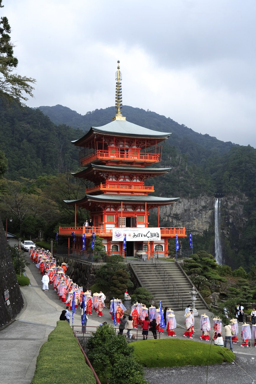 Der Seiganto-ji-Tempel mit dem Wasserfall.