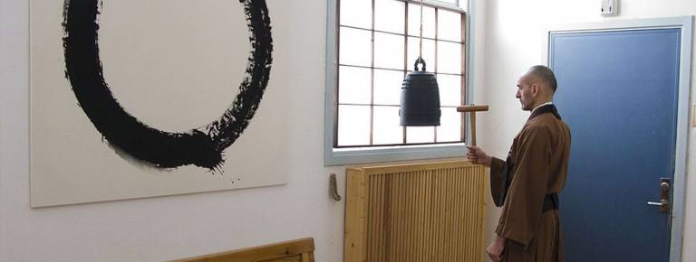 Zazen bell with Enso in Background © Spoktu