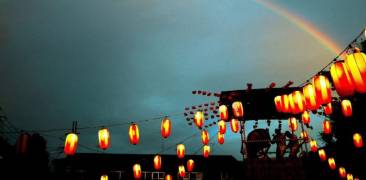 O-Bon-Festplatz in der Dämmerung