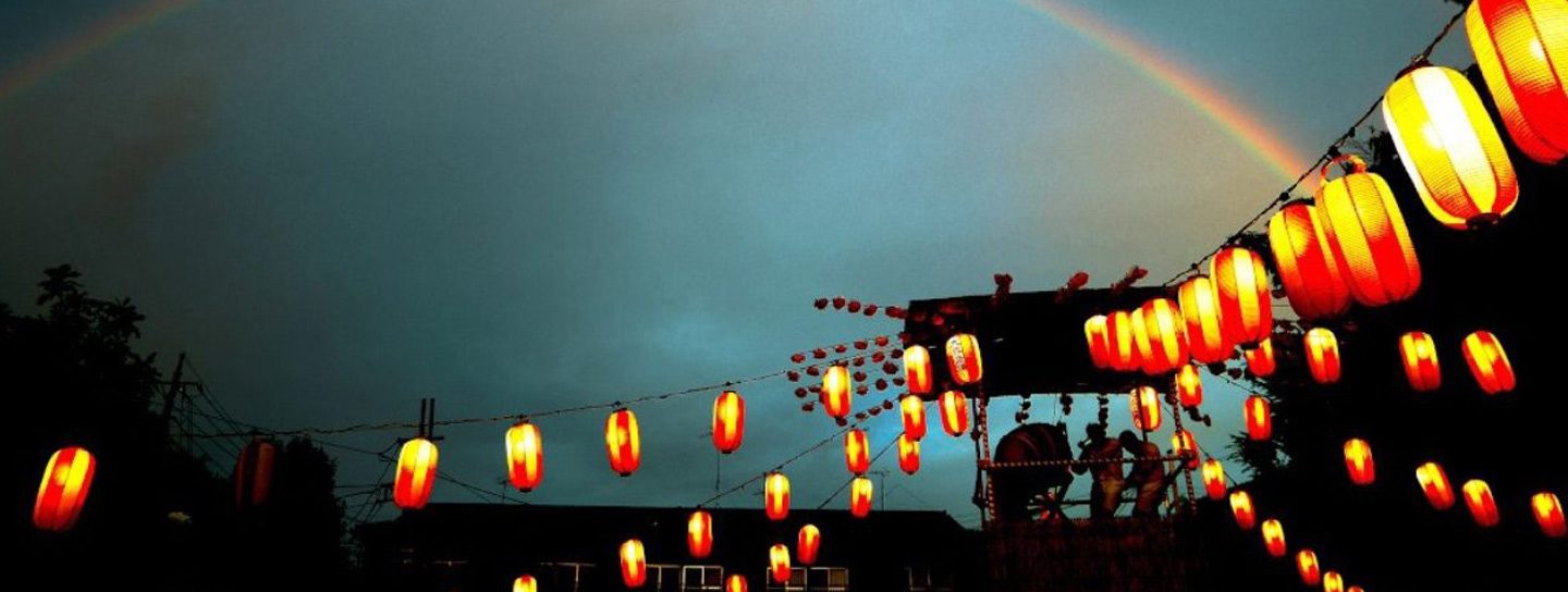 O-Bon-Festplatz in der Dämmerung