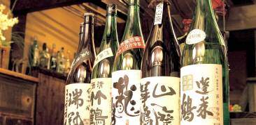 Sake-Flaschen in einer Bar