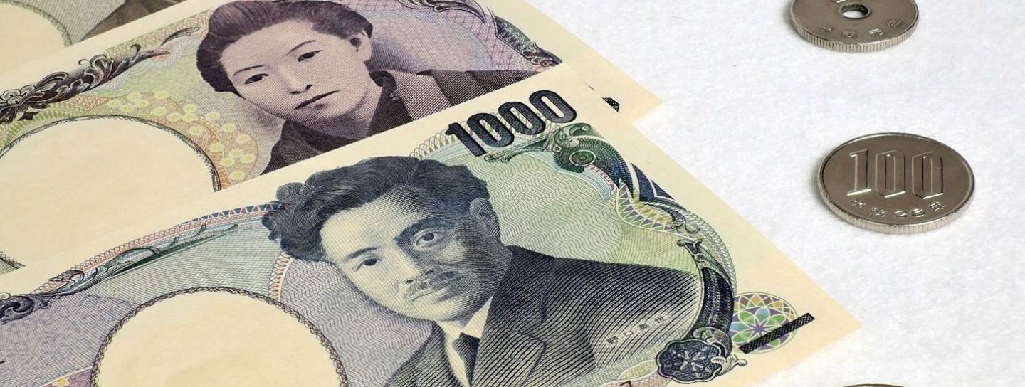 Yen-Scheine und -Münzen auf einem Tisch drapiert