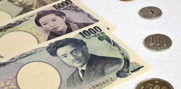 Yen-Scheine und -Münzen auf einem Tisch drapiert