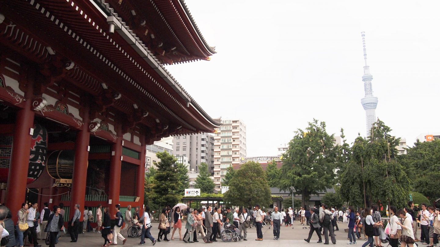 Stadtviertel Asakusa in Tokyo mit Menschen