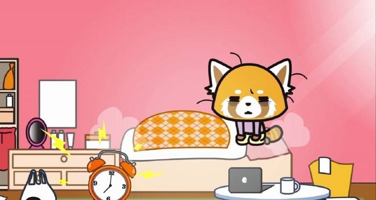 Screenshot von Aggretsuko in ihrem bett sitzend