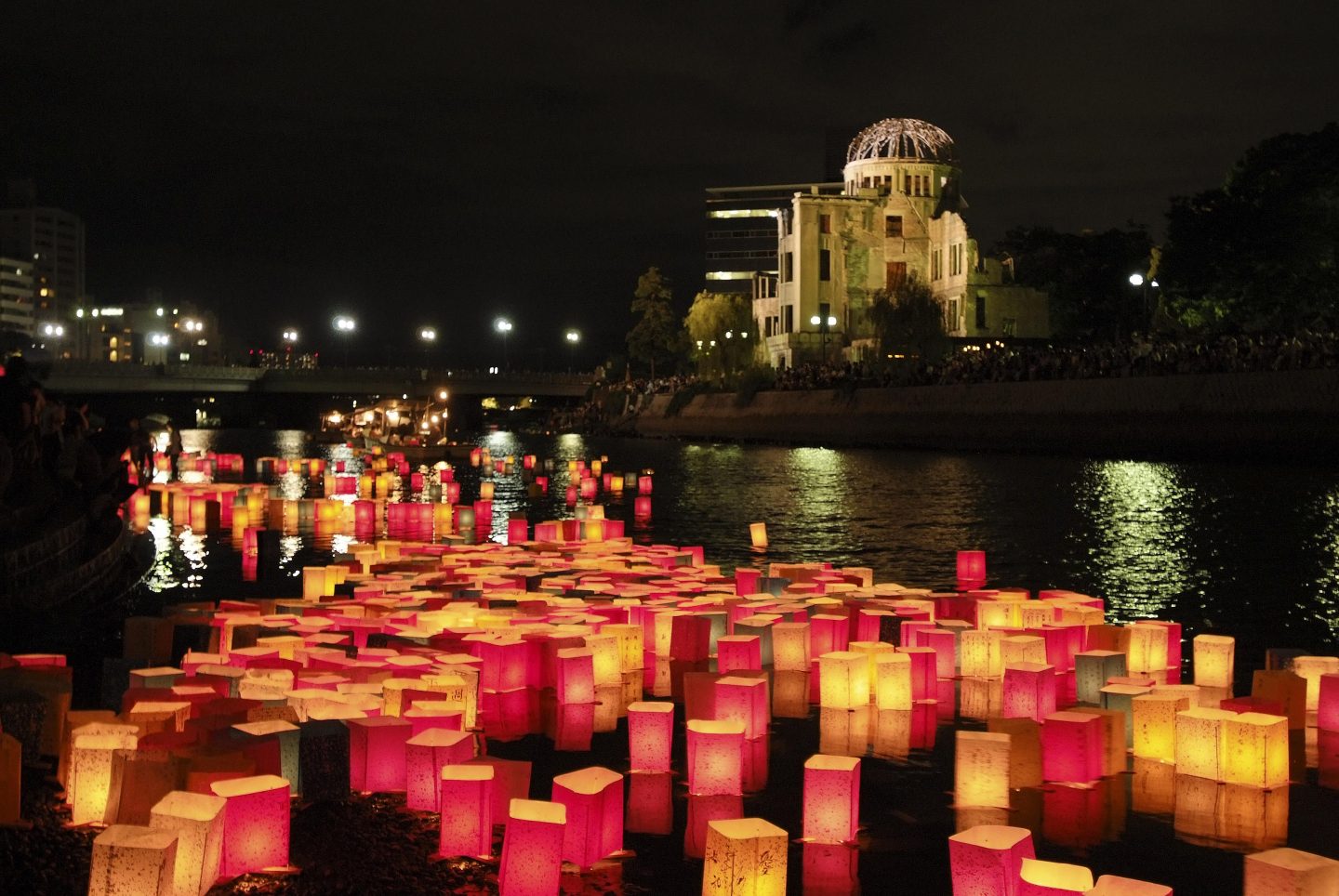 Laternen auf einem Fluss bei Nacht in hiroshima