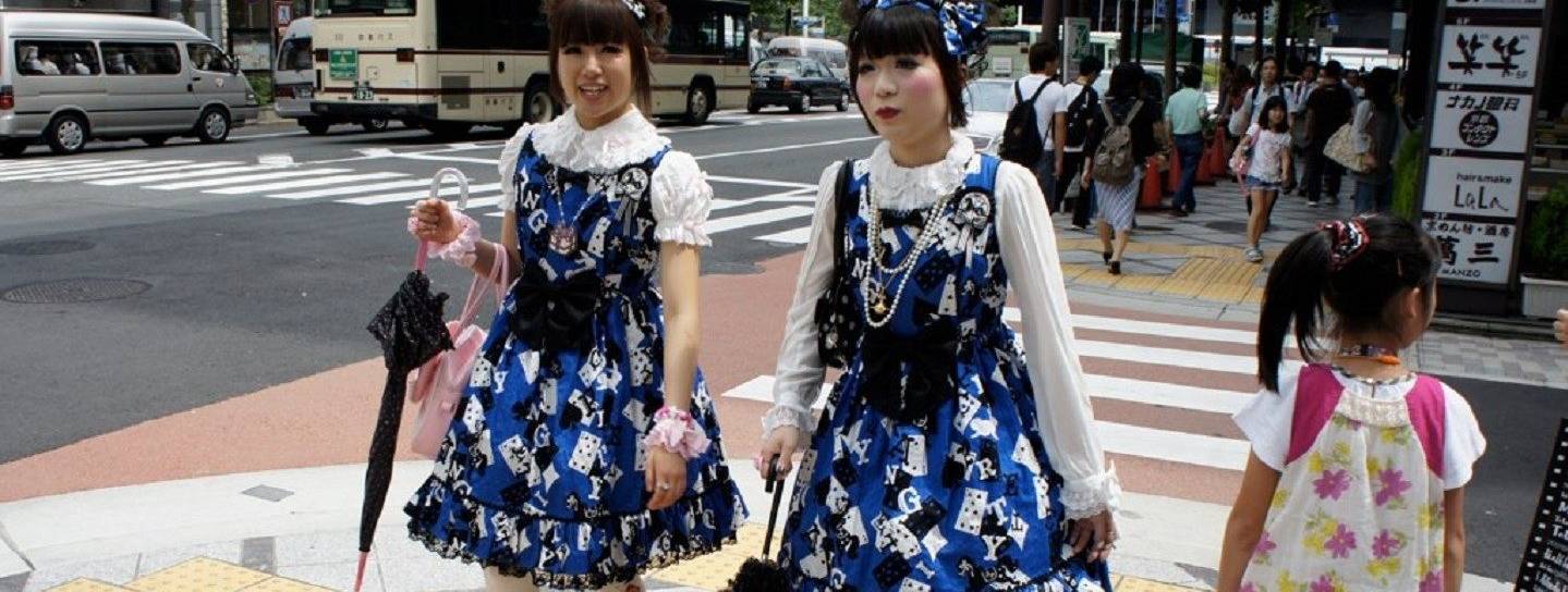 Zwei japanische Frauen im Lolita-Stil überqueren eine Straße