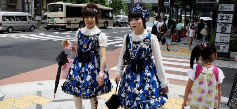 Zwei japanische Frauen im Lolita-Stil überqueren eine Straße