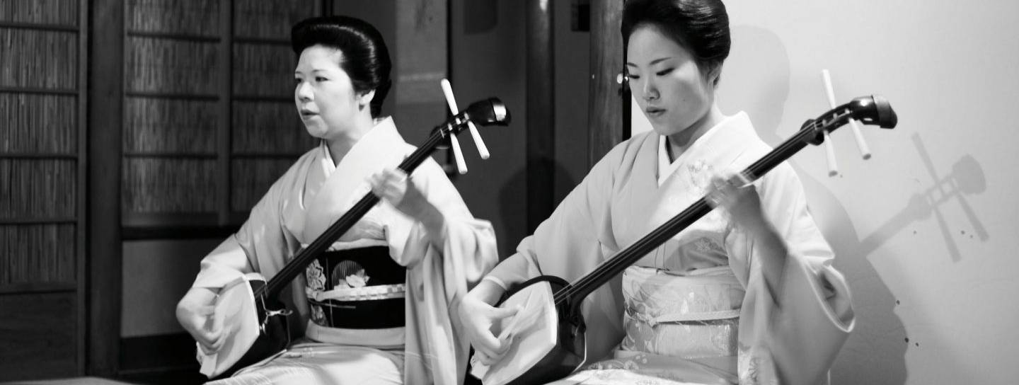 Zwei Geisha spielen Shamisen