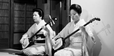 Zwei Geisha spielen Shamisen