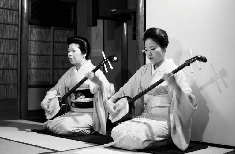Zwei Geisha spielen Shamisen