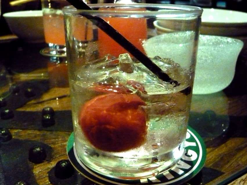 Umeboshi in einem Shochu-Drink