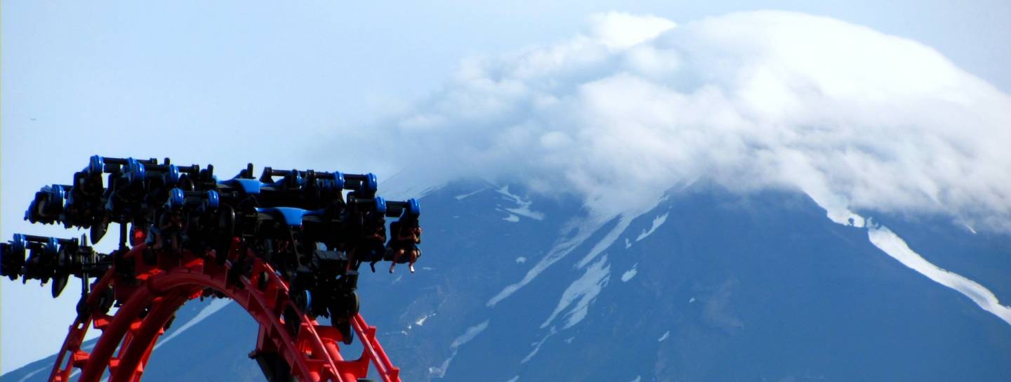 Achterbahn im Fuji-Q Highland Vergnügungspark mit dem Fuji im Hintergrund