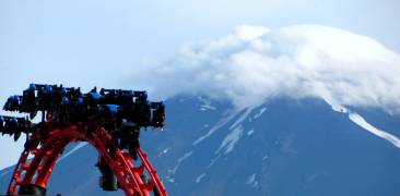 Achterbahn im Fuji-Q Highland Vergnügungspark mit dem Fuji im Hintergrund