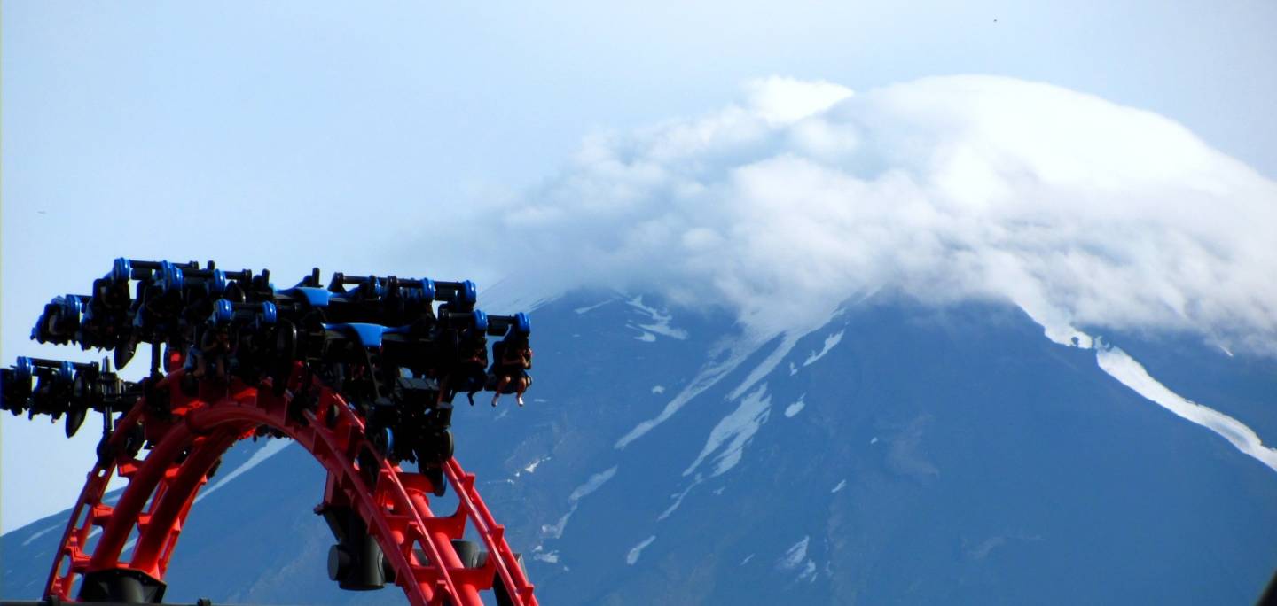 Achterbahn im Fuji-Q Highland Vergnügungspark mit dem Fuji im Hintergrund