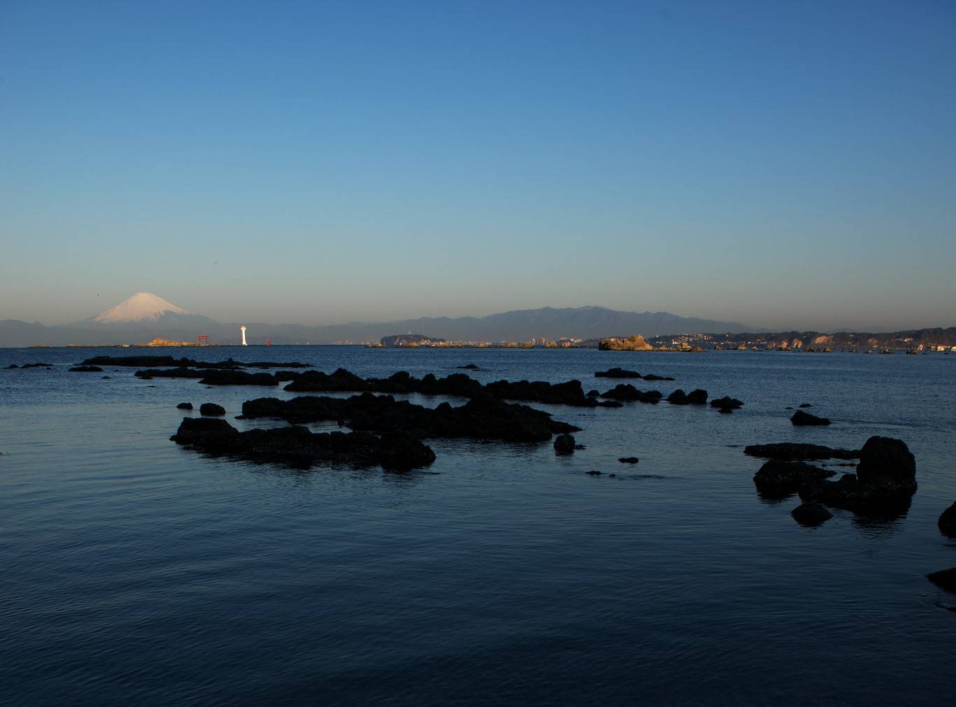 Sicht auf Fuji in der Bucht von Hayama