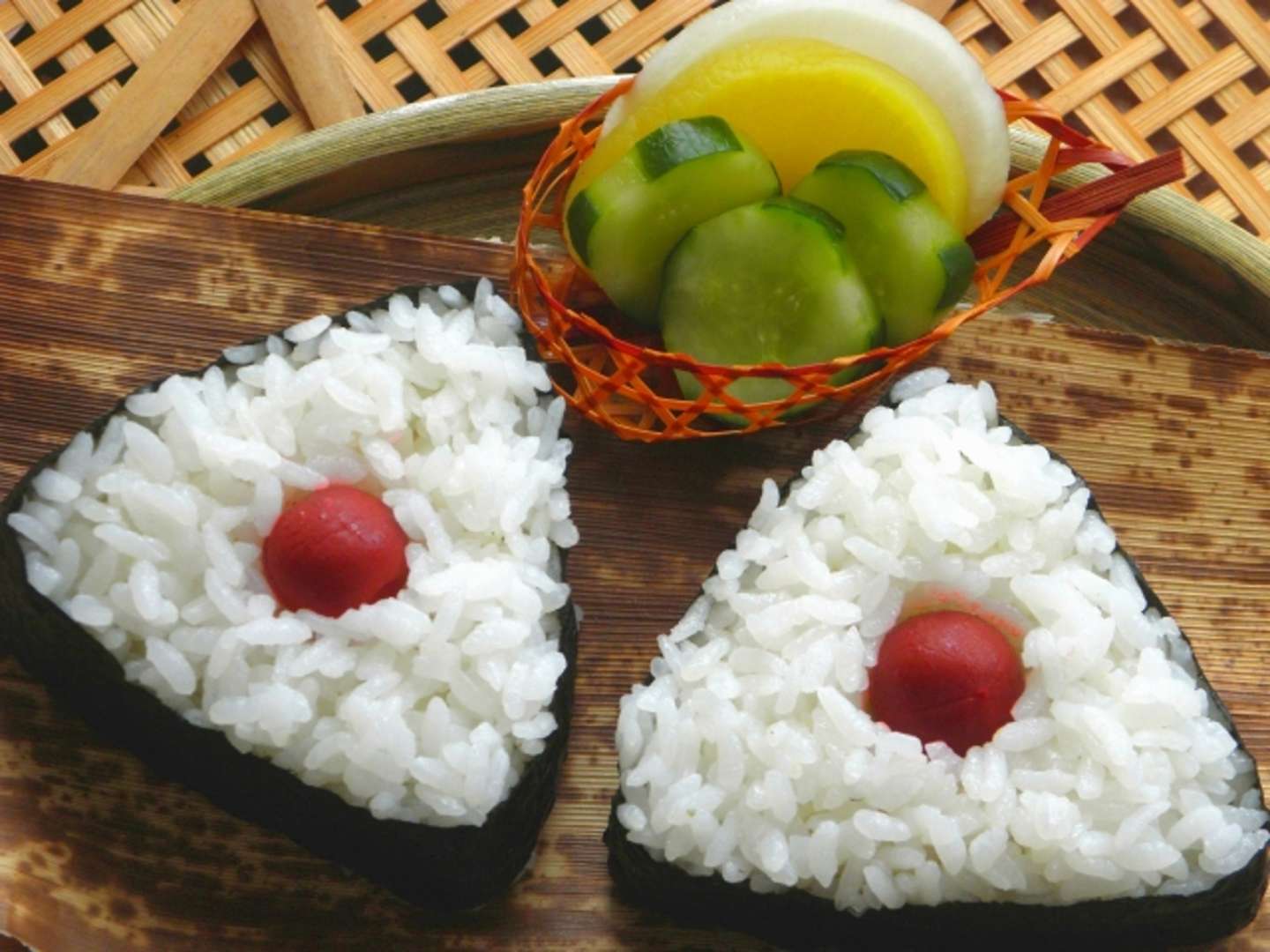 zwei Onigiri mit Ume Füllung