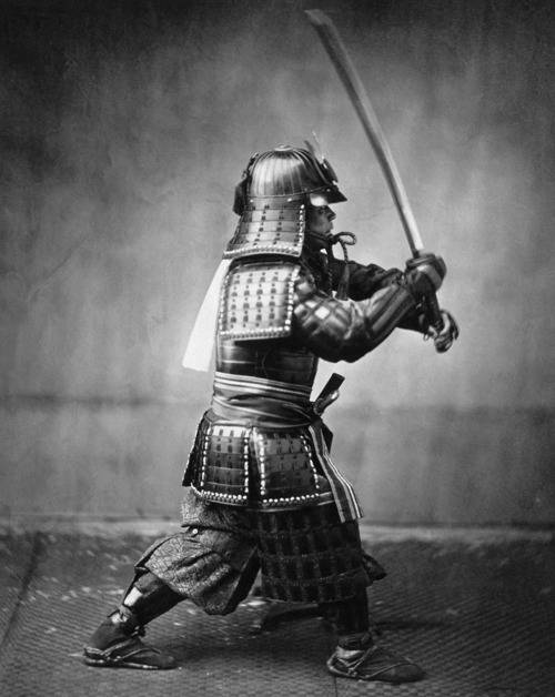 Samurai in Rüstung mit gezogenem Schwert