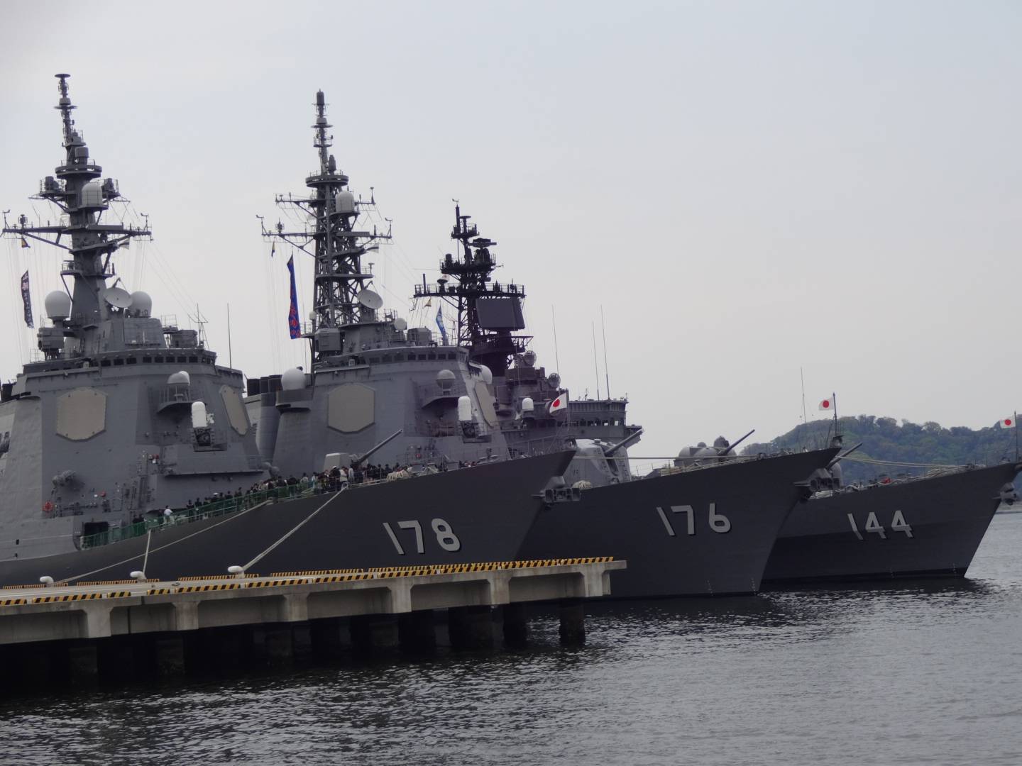 Im Vordergrund: Der Lenkwaffenzerstörer JS Ashigara (DDG-178) der japanischen Meeresselbstverteidigungsstreitkräfte. (c) sixfeeetunder / Flickr CC.20