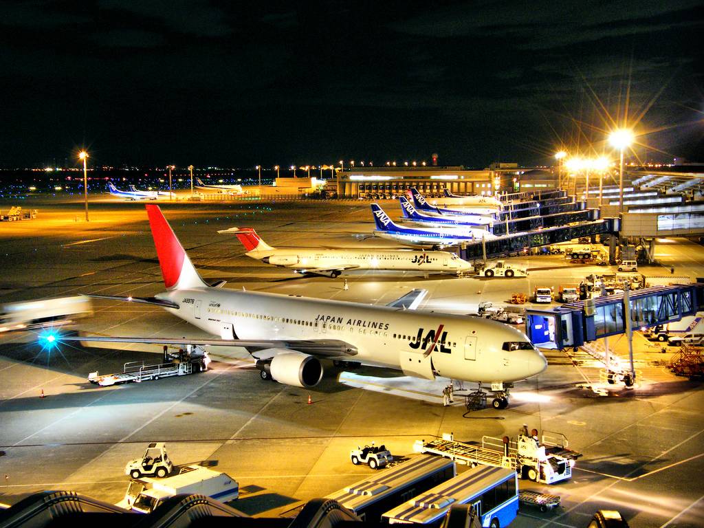 Japanischer Flughafen bei Nacht