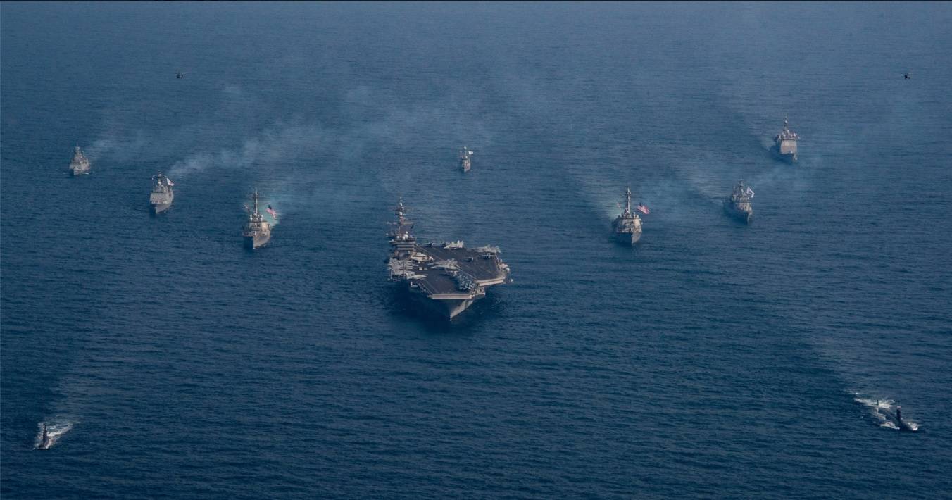 Screenshot der Facebook-Seite der USS Carl Vinson (CVN 70), online gestellt am 10. April 2017. Im Geleit zu sehen sind nicht nur Zerstörer, sondern im vorderen Bereich auch zwei U-Boote, die auf gesteigerte Angriffskraft verweisen. Ähnliche Bilder wurden in der deutschsprachigen Berichterstattung verwendet, um die mutmaßliche Machtprojektion der USA gegenüber Nordkorea zu unterstreichen.