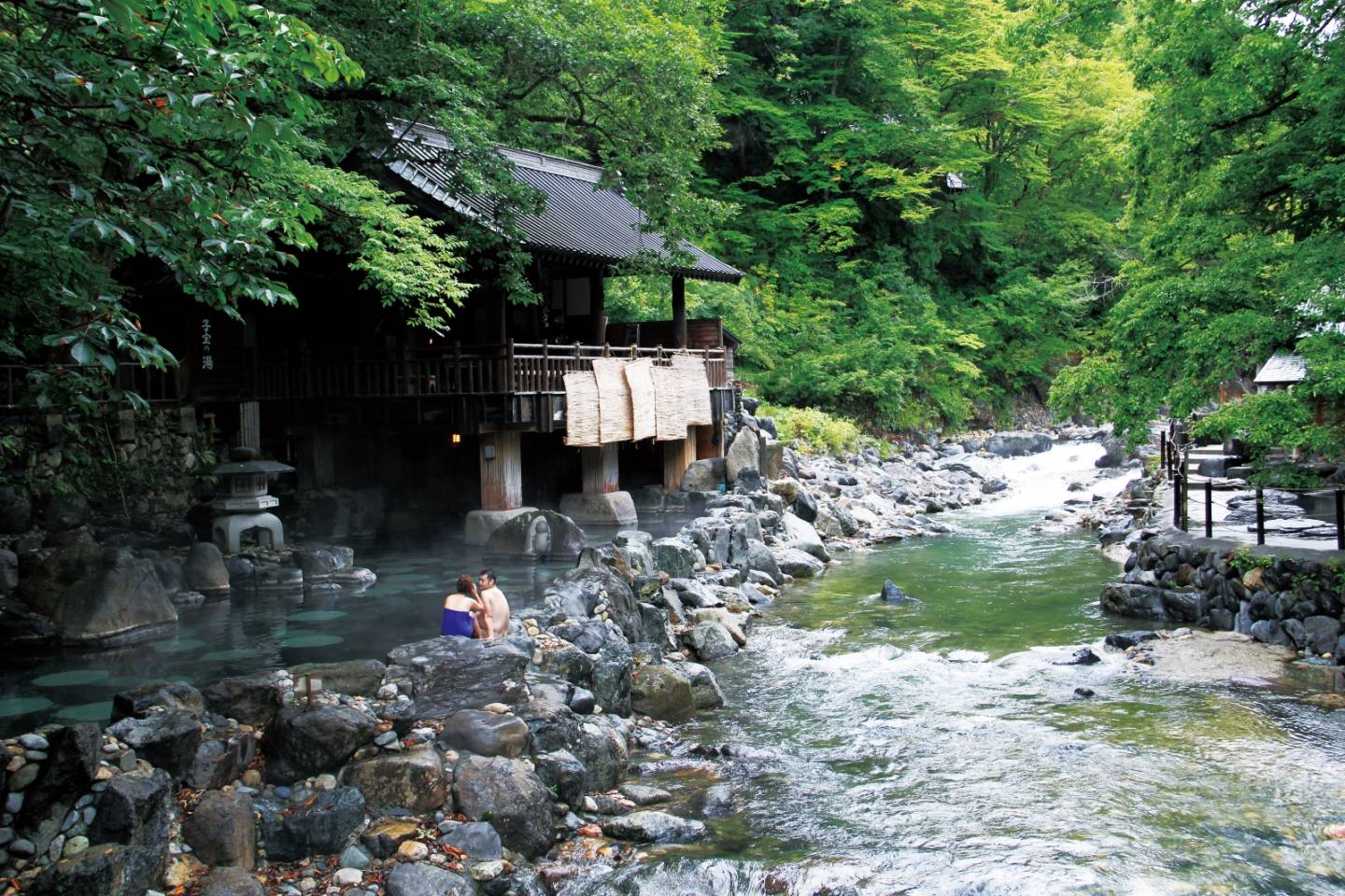 Im Onsen erwartet die Gäste ein offener Ausblick in die natürliche Umgebung, hier in Minakami in der Präfektur Gunma. © JNTO