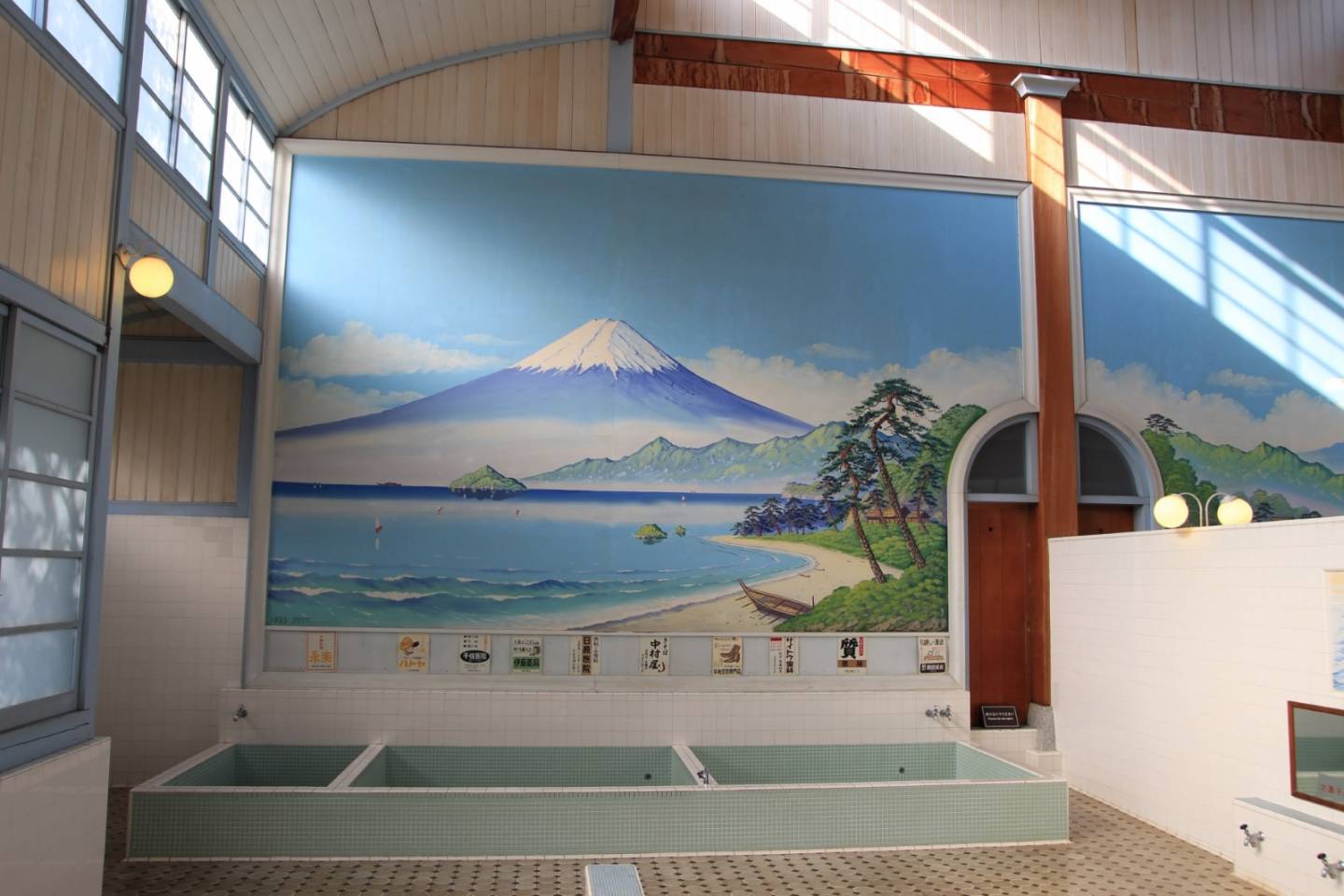 Im Sentō wird durch hohe Decken und große Landschaftsgemälde das Gefühl eines Open-Air-Bades vermittelt. © acworks / photo AC