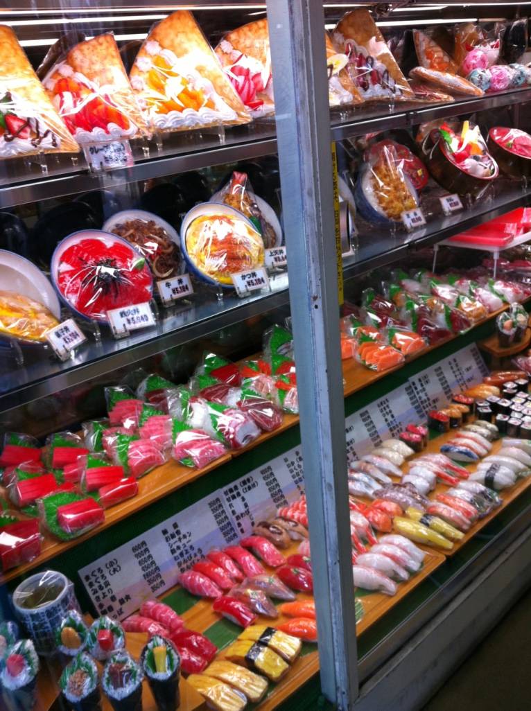Plastikimitate verschiedener japanischer Gerichte