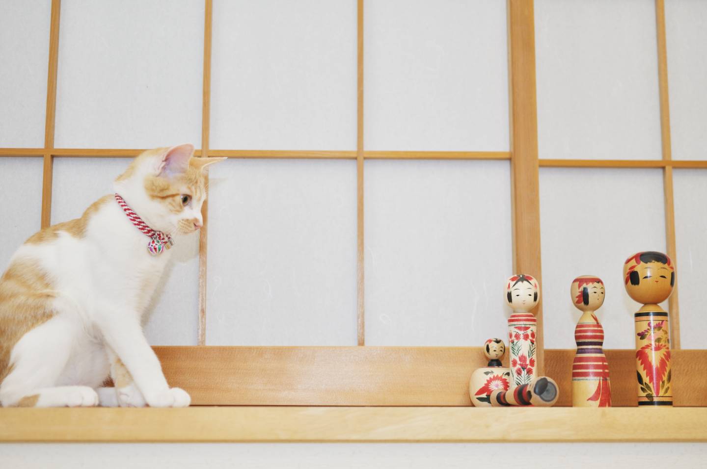 Katze mit Kokeshi (Holzpuppen)