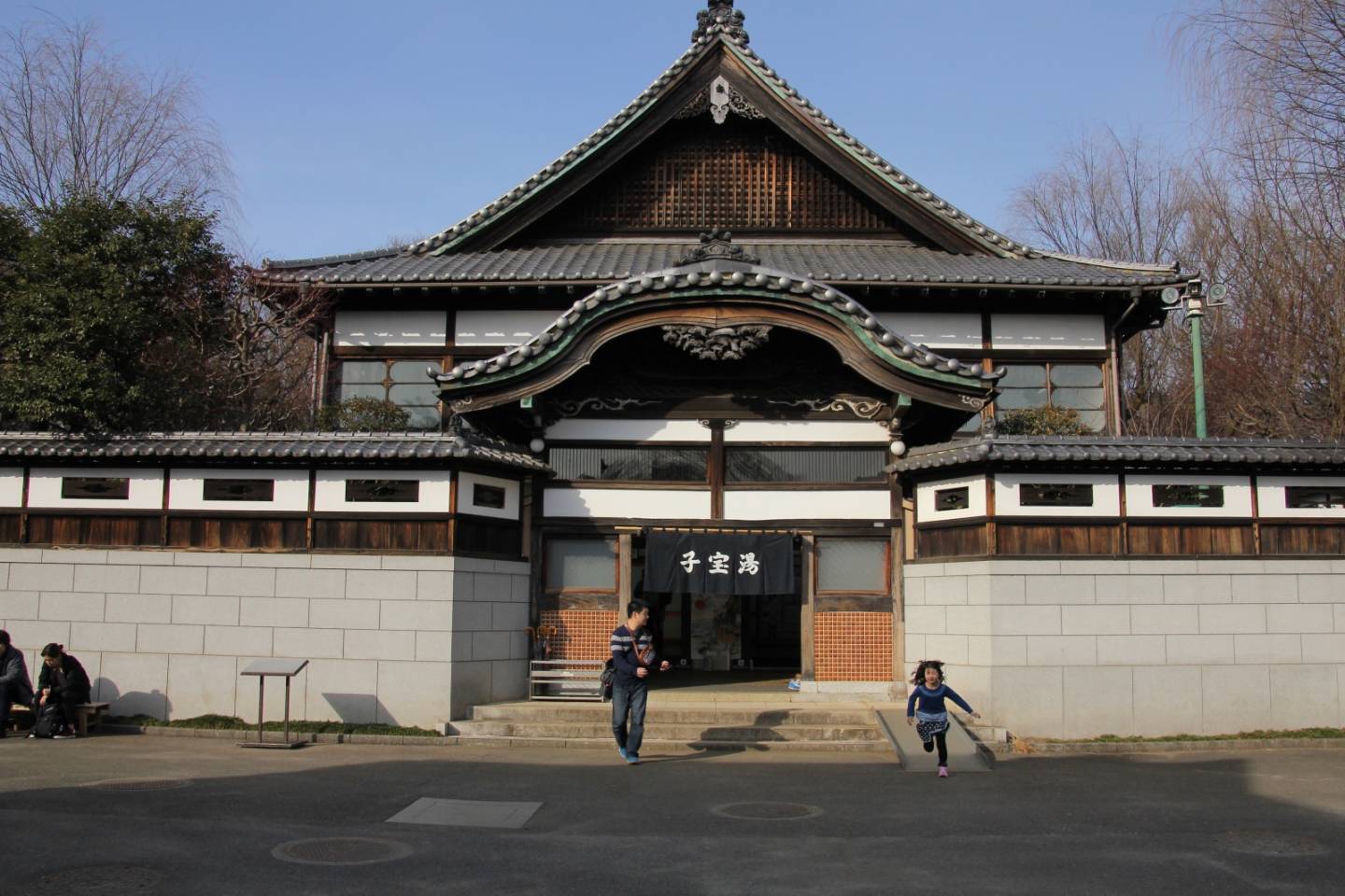 Öffentliche Badehäuser sind aufgrund ihrer Geschichte in Stil buddhistischer Tempel gehalten. © fuku41 / photo AC