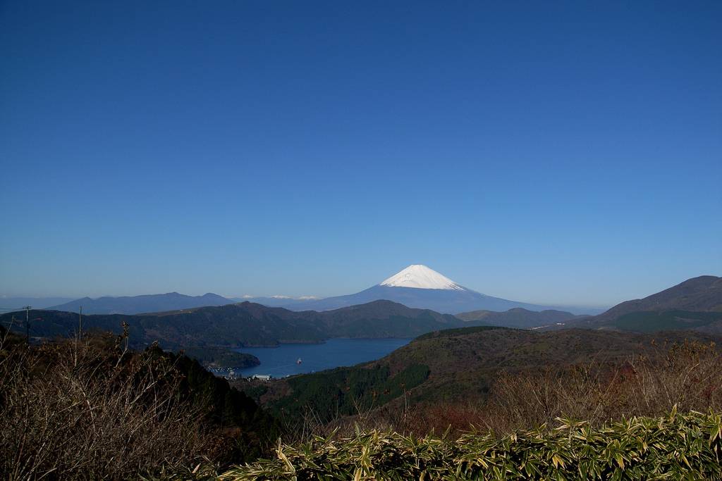 Schneebedeckter Fuji mit Blick auf den Ashi-See