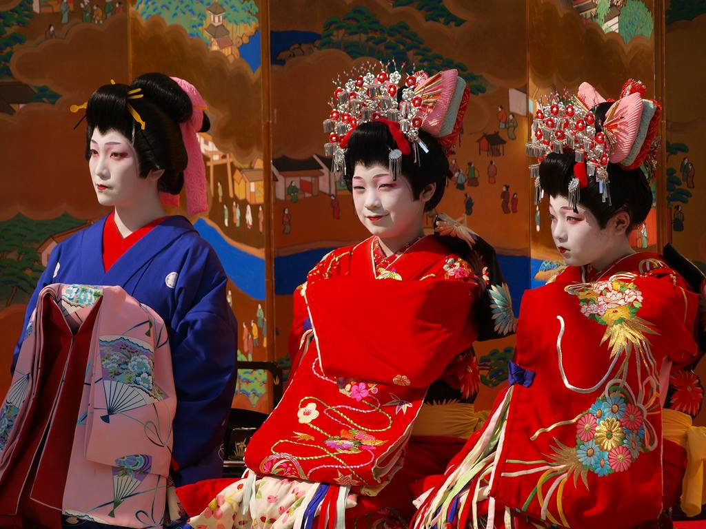 drei als Oiran gekleidete Frauen nebeneinander