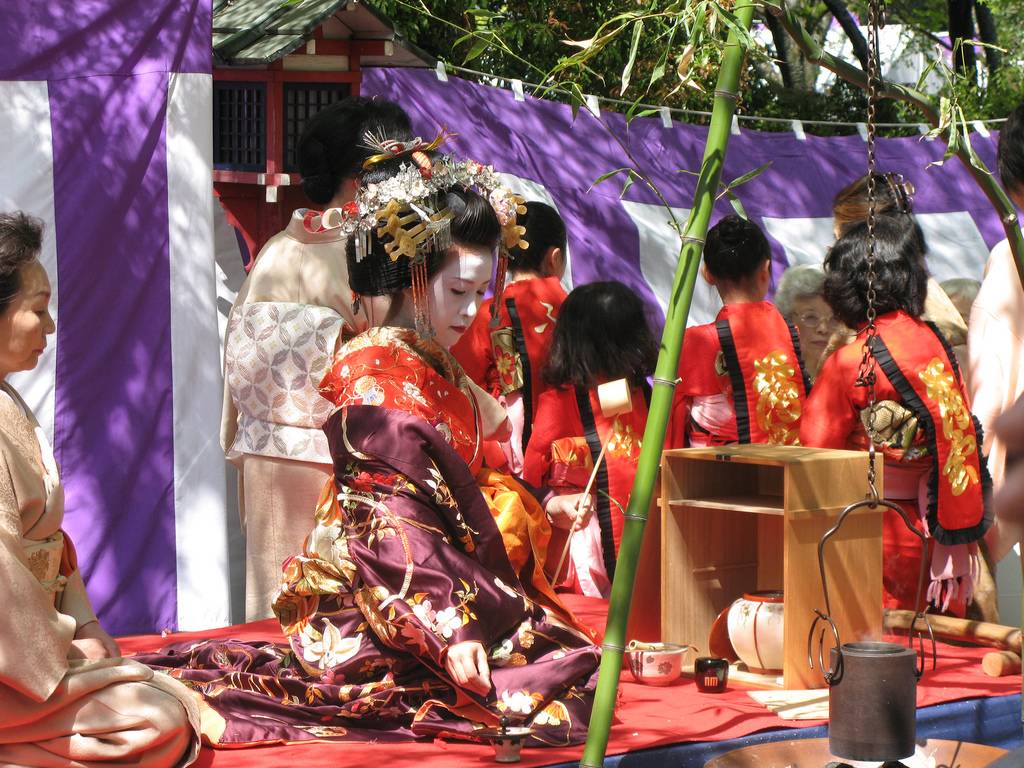 Eine Oiran-Darstellerin bei einer öffentlichen Teezeremonie