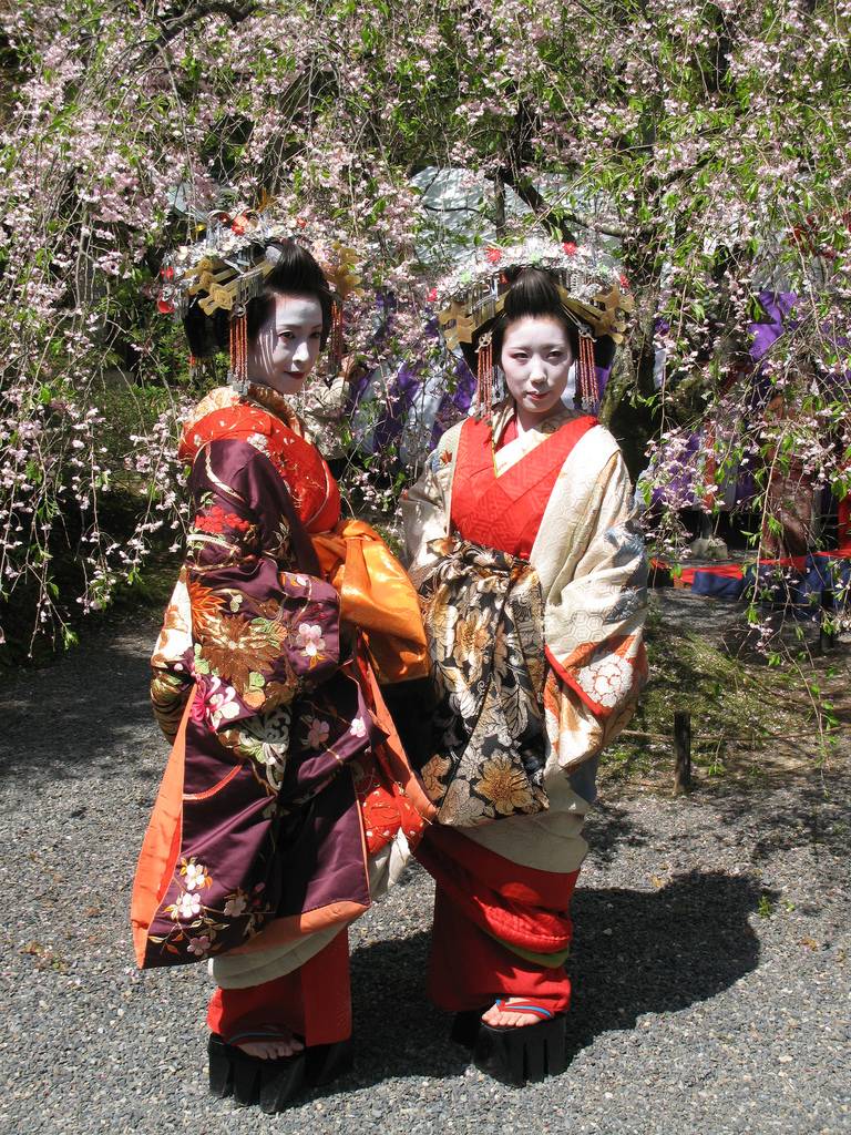 Zwei Oiran posieren für ein Foto