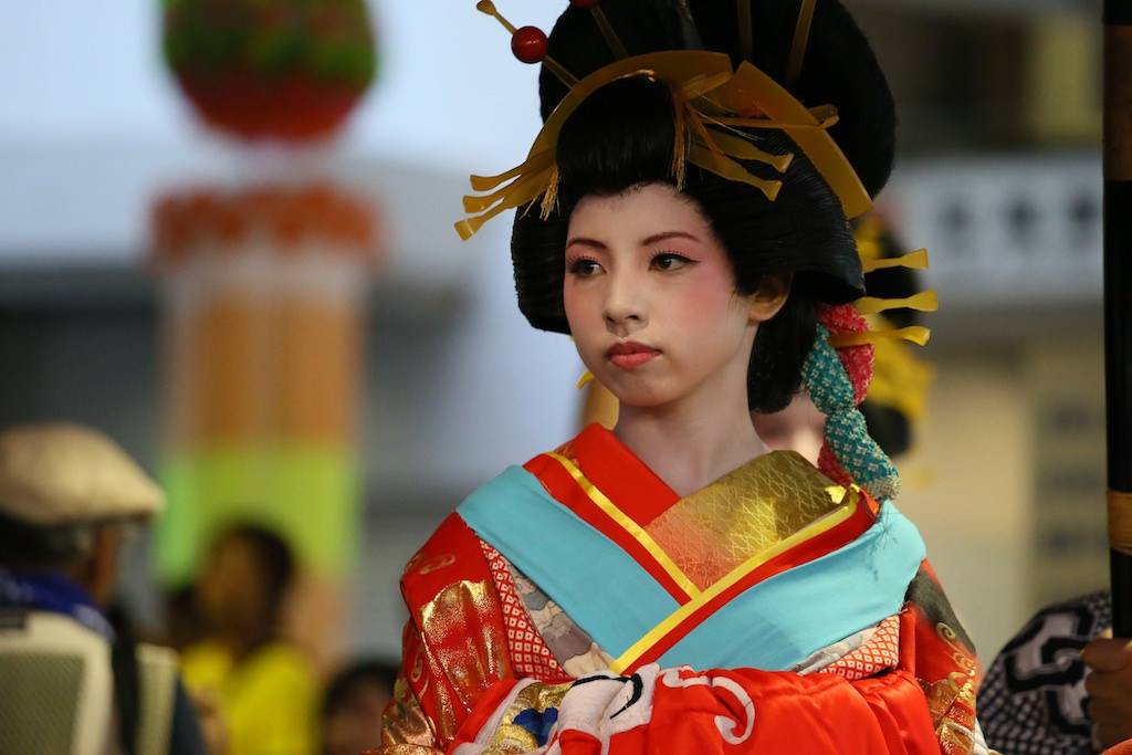 Junge Frau als Oiran gekleidet