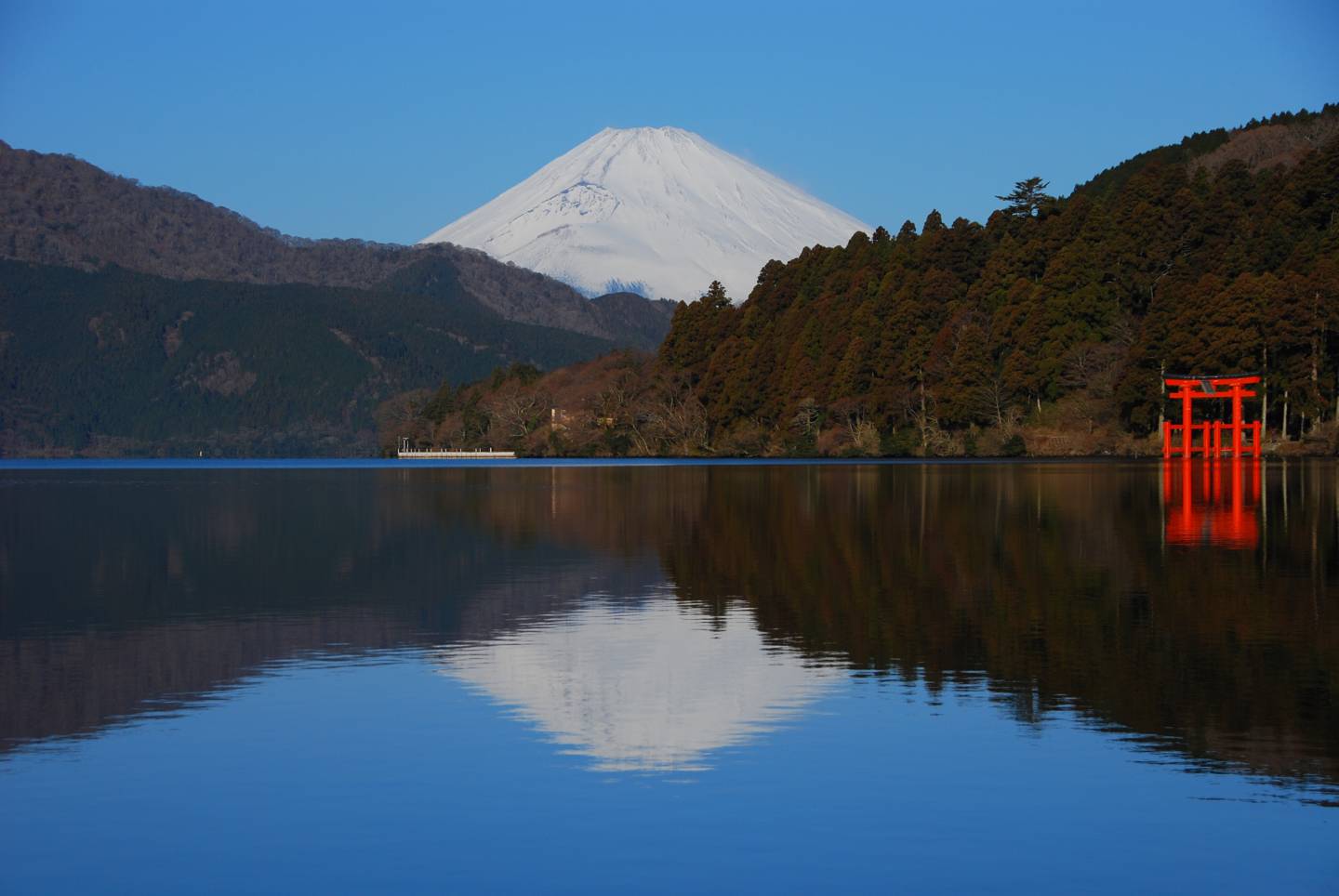 Der schneebedeckte Fuji am Ashi-See in Hakone