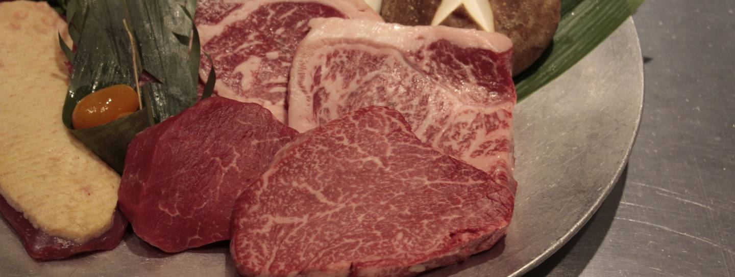 Wagyu Beef mit Gemüse auf einem Teller angerichtet