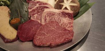 Wagyu Beef mit Gemüse auf einem Teller angerichtet