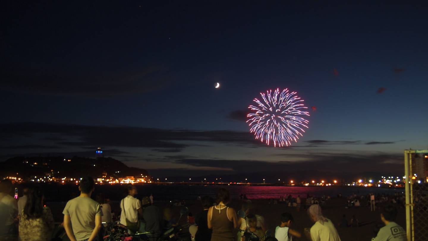 Feuerwerk in Kamakura bei Enoshima