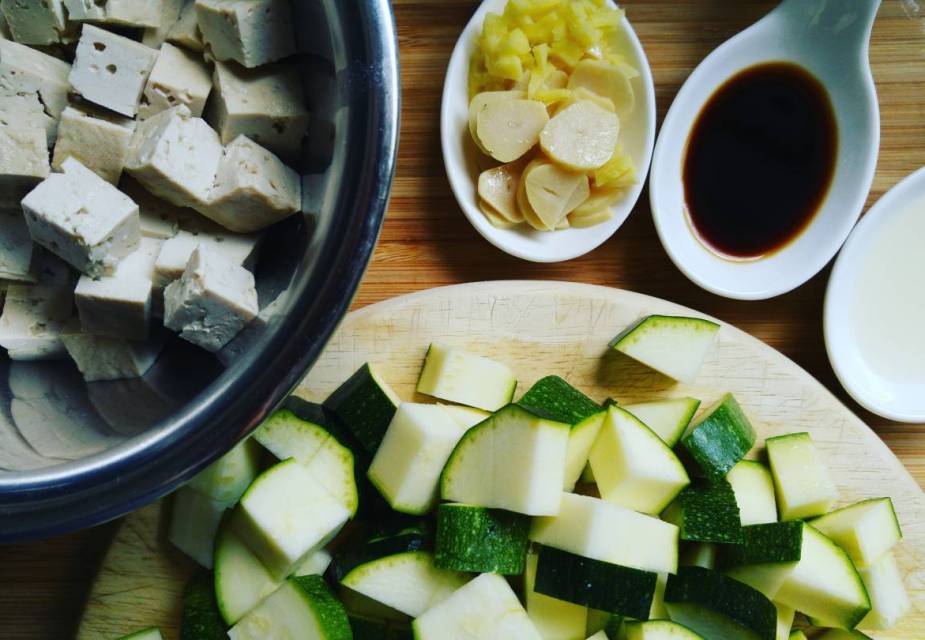 Zutaten für Tofu-Zucchini-Pfanne, kleingeschnitten