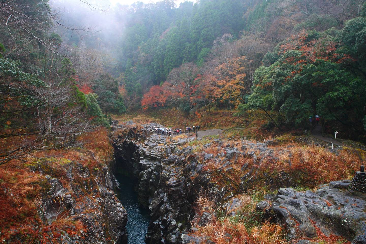 Takachiho-Schlucht im Herbst