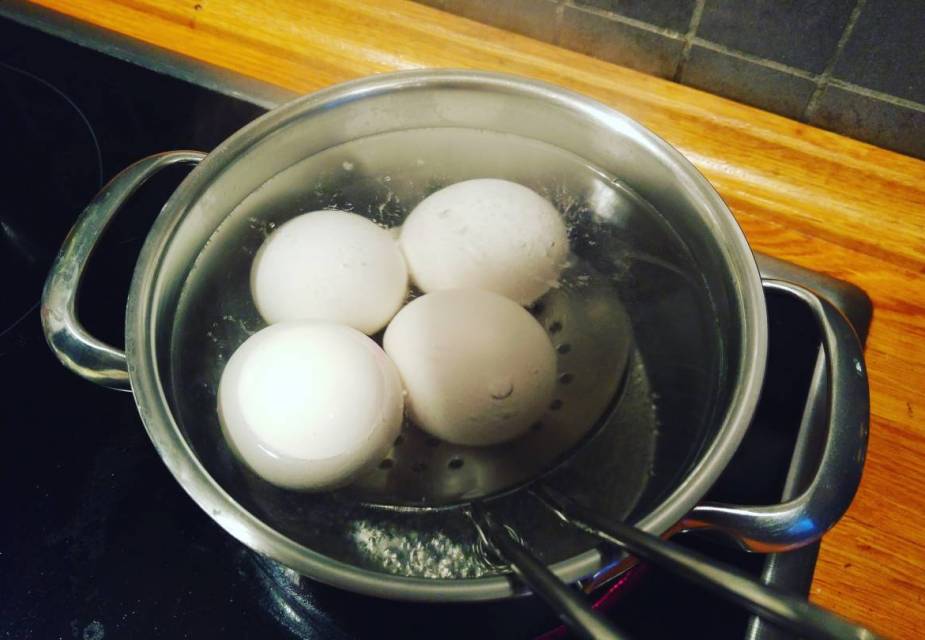 Marinierte Eier im Kochtopf