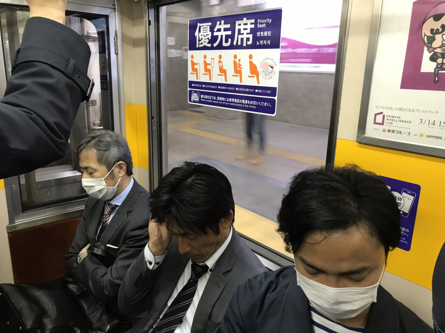 sitzende Bahnfahrer in Japan