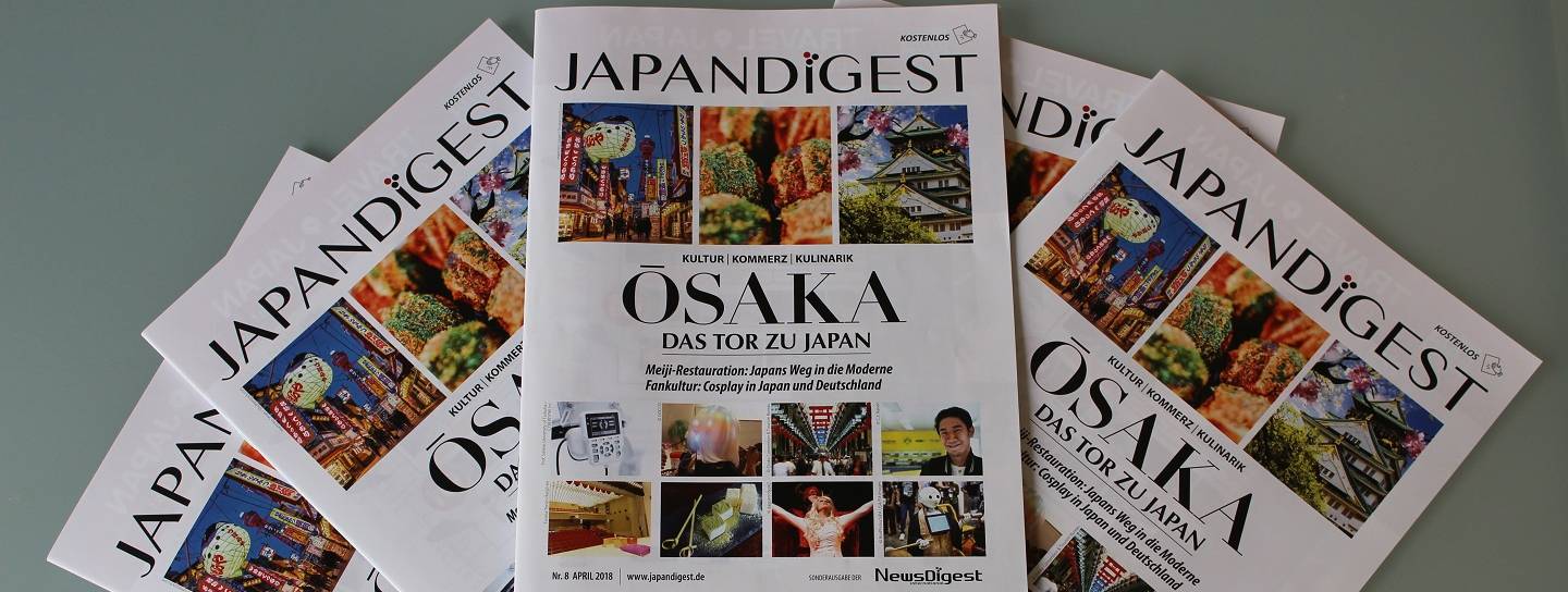 mehrere Ausgaben der April Ausgabe von japandigest auf einem tisch