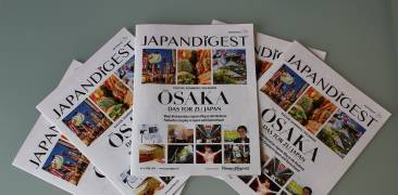mehrere Ausgaben der April Ausgabe von japandigest auf einem tisch