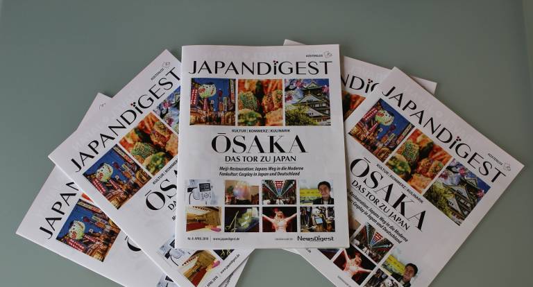 mehrere Ausgaben der April Ausgabe von japandigest auf einem tisch